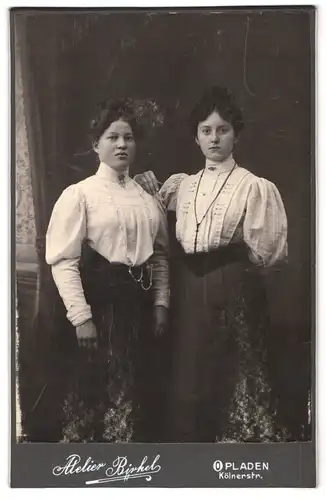 Fotografie Birkel, Opladen, Portrait zwei junge Damen in hübscher Kleidung