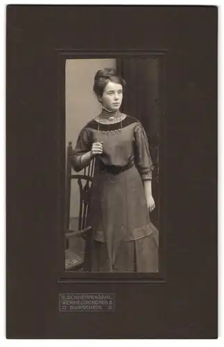 Fotografie G. Schneppendahl, Wermelskirchen, Portrait junge Dame in modischer Kleidung