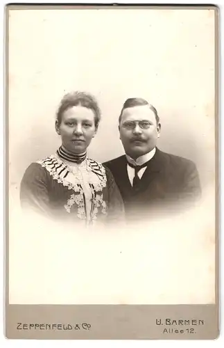 Fotografie Zeppenfeld & Co., U.-Barmen, Allee 12, Portrait bürgerliches Paar in hübscher Kleidung