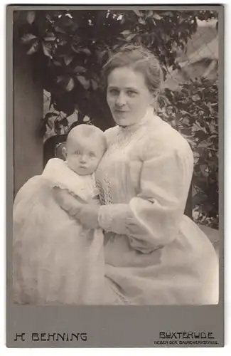 Fotografie H. Behning, Buxtehude, Portrait bürgerliche Dame mit Kleinkind auf dem Schoss