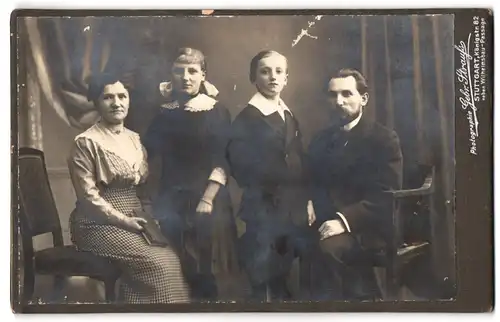 Fotografie Gebr. Strauss, Stuttgart, Königstrasse 82, Portrait bürgerliches Paar mit einer Torchter und einem Sohn