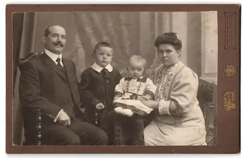 Fotografie Hugo Müller, Freiberg i / S., Erbische Strasse 11, Portrait bürgerliches Paar mit kleinem Jungen & Kleinkind