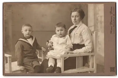 Fotografie Hans Priess, Peine, Bahnhoffstrasse 22, Portrait bürgerliche Dame mit kleinem Mädchen auf dem Schoss und Sohn