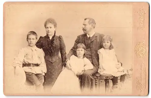 Fotografie R. Herrmann, Leipzig, Wintergarten-Strasse 9, Portrait bürgerliches Paar mit zwei Töchtern und einem Sohn