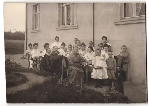 Fotografie Fotograf unbekannt, Ansicht Bollersdorf, Familie mit Sonntagsgästen neben Wohnhaus