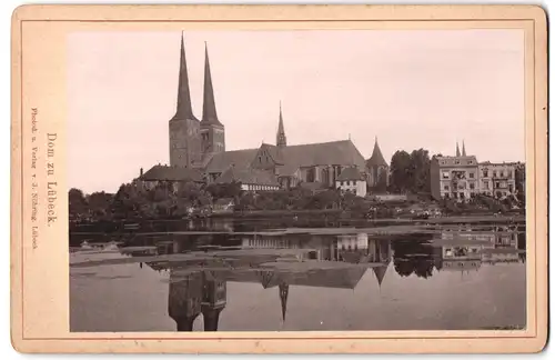 Fotografie J. Nöhring, Lübeck, Ansicht Lübeck, Dom spiegelt sich im Wasser