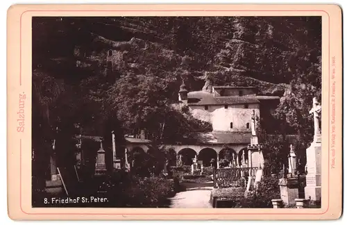 Fotografie Karlmann & Franke, Wien, Ansicht Salzburg, Friedhof St. Peter, Gräber, Grabsteine & Kapelle