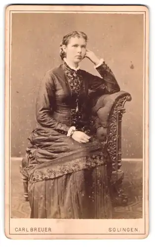 Fotografie Carl Breuer, Solingen, Casernenstrasse 21, Portrait sitzende Dame in hübscher Kleidung