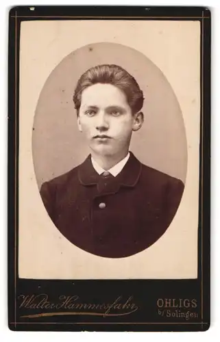 Fotografie Walter Hammesfahr, Ohligs b. Solingen, Brustportrait junger Mann in modischer Kleidung