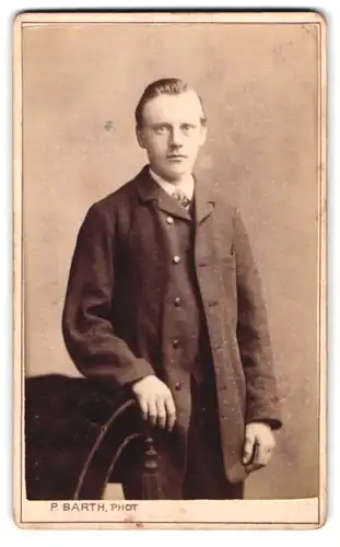 Fotografie P. Barth, Elberfeld, Herzogstrasse 4, Portrait junger Mann in modischer Kleidung