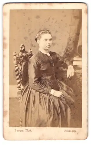 Fotografie C. Breuer, Solingen, Kasernen-Strasse, Portrait junge Dame in festlicher Kleidung