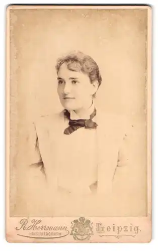 Fotografie R. Herrmann, Leipzig, Wintergarten-Strasse 9, Portrait junge Dame in modischer Kleidung