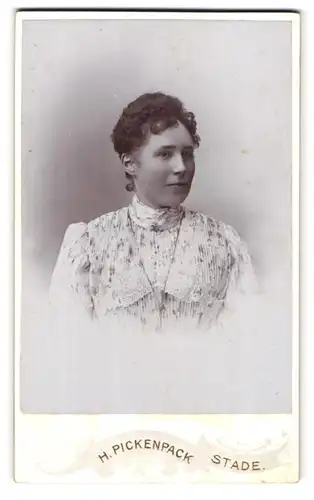 Fotografie H. Pickenpack, Stade, Ecke Höker- und kl. Schmiedestrasse, Portrait junge Dame im hübschen Kleid