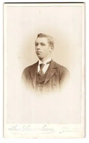 Fotografie Aug. Langerhans, Stade, Gr. Schmiede Str. 192 u. Wallstrasse 389 a, Portrait junger Mann im Anzug