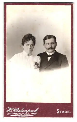 Fotografie H. Pickenpack, Stade, Portrait bürgerliches Paar in hübscher Kleidung