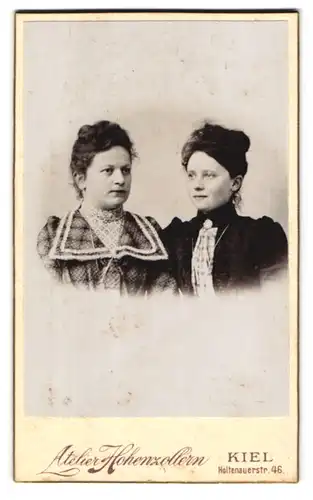 Fotografie Atelier Hohenzollern, Kiel, Holtenauerstrasse 46, Portrait zwei bürgerliche Damen in modischer Kleidung