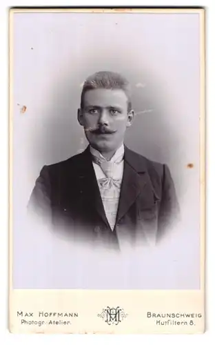 Fotografie Max Hoffmann, Braunschweig, Hutfiltern 8, Portrait junger Herr im Anzug mit Krawatte