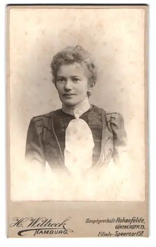 Fotografie H. Wittrock, Hamburg, Hohenfelde, Güntherstrasse 13, Portrait junge Dame im modischen Kleid