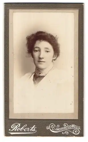 Fotografie Roberts, Llandrindod Wells, Portrait junge Dame mit Kragenbrosche