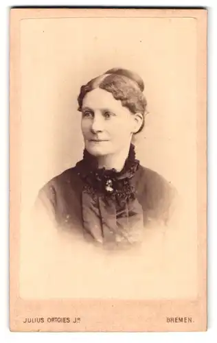 Fotografie Julius Ortgies Jr., Bremen, Portrait bürgerliche Dame mit Hochsteckfrisur