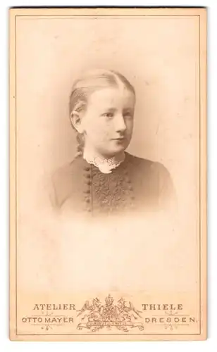 Fotografie Otto Mayer, Dresden, Pragerstrasse 31, Portrait junges Mädchen in hübscher Kleidung