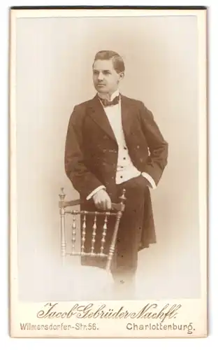 Fotografie Gebr. Jacob Nachf., Berlin-Charlottenburg, Wilmersdorfer-Strasse 56, Portrait elegant gekleideter Herr