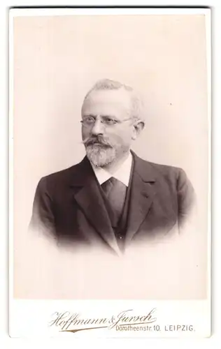 Fotografie Hoffmann & Jursch, Leipzig, Dorotheenstrasse 10, Portrait älterer Herr im Anzug mit Brille und Bart