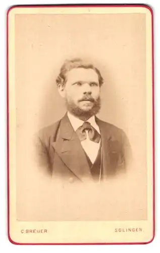 Fotografie C. Breuer, Solingen, Kasernen-Strasse, Portrait bürgerlicher Herr im Anzug mit Bart