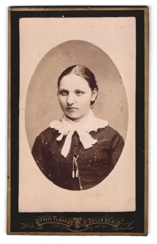 Fotografie Fritz Flaake, Solingen, Weyersbergerstrasse 2, Brustportrait junge Dame in hübscher Kleidung