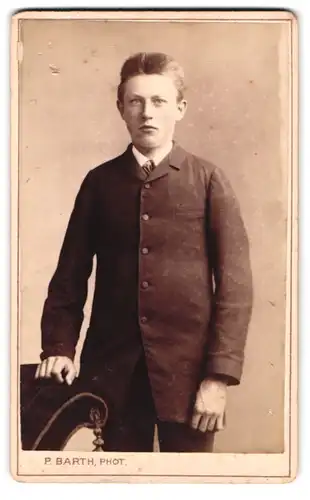 Fotografie P. Barth, Elberfeld, Herzogstrasse 4, Portrait junger Mann in modischer Kleidung