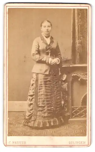 Fotografie C. Breuer, Solingen, Kasernen-Strasse, Portrait junge Dame in hübscher Kleidung