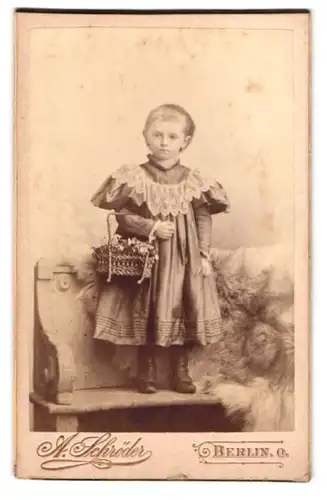 Fotografie A. Schröder, Berlin-O, Gr. Frankfurter-Strasse 117, Portrait kleines Mädchen im hübschen Kleid mit Blumenkorb
