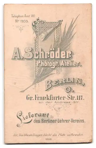 Fotografie A. Schröder, Berlin-O, Gr. Frankfurter-Strasse 117, Portrait kleines Mädchen im hübschen Kleid mit Blumenkorb