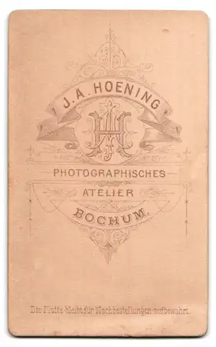 Fotografie J. A. Hoening, Bochum, Portrait bürgerliche Dame mit kleinem Mädchen und einem Jungen