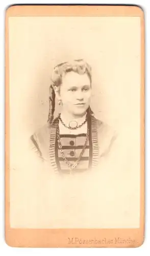 Fotografie M. Pössenbacher, München, Amalienstrasse 6, Portrait bürgerliche Dame mit Kragenbrosche