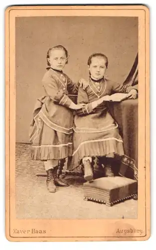Fotografie Xaver Haas, Augsburg, Jesuitengasse 414 F, Portrait zwei kleine Mädchen in hübschen Kleidern mit Buch