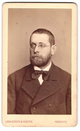 Fotografie Lechleitner & Küster, München, Amalienstrasse 6, Portrait stattlicher Herr mit Brille und Vollbart