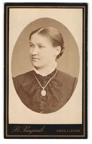 Fotografie B. Pasquali, Arco, Portrait bürgerliche Dame mit Medaillon