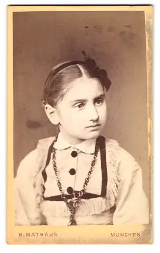 Fotografie H. Mathaus, München, Maximilianstrasse 13, Portrait kleines Mädchen im modischen Kleid