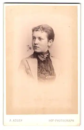 Fotografie A. Adler, Dresden, Victoriastrasse 21, Portrait junge Dame mit zurückgebundenem Haar