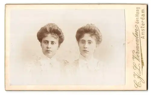 Fotografie C. J. L. Vermeulen, Amsterdam, Heerenstraat 6, Portrait zwei junge Damen in heller Kleidung