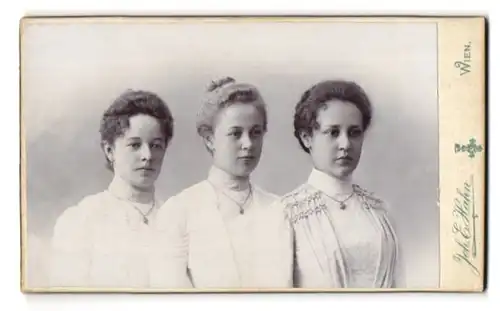 Fotografie Joh. E. Hahn, Wien, Mariahilferstrasse 105, Portrait drei junge Damen in zeitgenössischer Kleidung