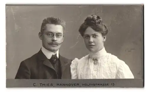 Fotografie C. Thies, Hannover, Höltystrsse 13, Portrait junges Paar in zeitgenössischer Kleidung