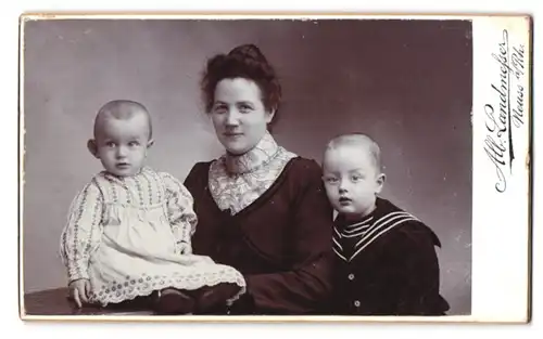 Fotografie Alb. Landmesser, Neuss a / Rh., Crefelderstrasse 32, Portrait bürgerliche Dame mit Töchterchen und einem Sohn