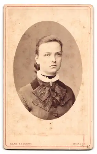 Fotografie Carl Segert, Berlin, Ansicht Berlin, Geschäftshaus Grosse Frankfurterstr. 70, Rückseitig Damen-Portrait