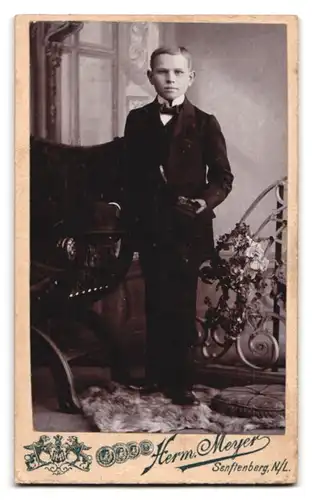 Fotografie Herm. Meyer, Senftenberg, Ansicht Senftenberg N.L., Foto-Atelier gegründet 1881, Rückseitig Knaben-Portrait