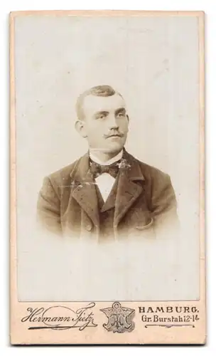 Fotografie Hermann Tietz, Hamburg, Ansicht Hamburg, Atelier im Warenhaus Gr. Burstah 12-14, Rückseitig Portrait