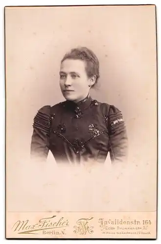 Fotografie Max Fischer, Berlin, Ansicht Berlin, Geschäftshaus Invalidenstr. Ecke Brunnenstrasse, Rückseitig Portrait