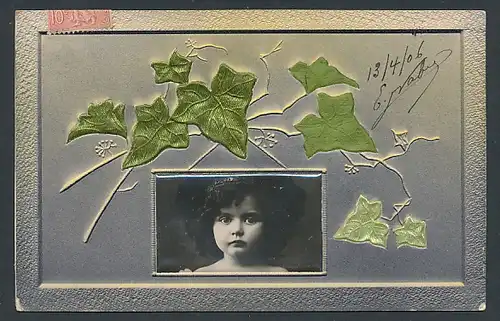 Stoff-Präge-AK Süsses Kind umgeben von Blättern - geprägt