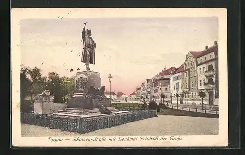 AK Torgau, Schützenstrasse mit Denkmal Friedrich der Grosse